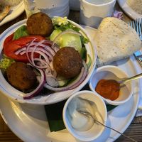 Insalata con falafel, salse e pita  at Calycanto in Santarcangelo Di Romagna
