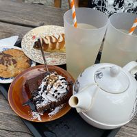 Cookie chocolat noir, brownie aux noix de pécan, et tarte aux citrons meringuée et citronnade maison et infusion. C'était trop bon 🤤🤤🤤 at Kitschinette in Charroux