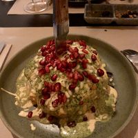 Ganzer Blumenkohl mit Tahin, Pinienkernen und Granatapfelkernen  at Sesamo in Barcelona