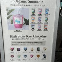 Birth stone themed smoothies and raw chocolates at salon migknot in Osaka