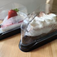 Wonderful cakes - strawberry and chocolate at Naki - vegan sweets in Osaka