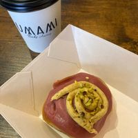 Vegan cinnamon roll at UMAMI BAKE AWAY in Madrid