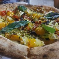 I asked for a pizza with pistachio and basil pesto, with breadcrumbs peppers, roasted zucchini and pistachio grains. Really fantastic! They just forgot to put the pistachio and bas at Fossi Bar & Cucina in Otranto