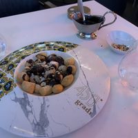 Bolas de masa de pizza con chocolate fundido y avellanas  at 450Gradi in Gran Canaria
