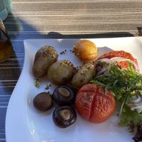 Wanderer Teller mit dem besten Veggie Steak, Rosmarinkartoffeln, Pilzen und einer Fleischtomate 😋 at Gajas Welt in Kaisersbach-ebni