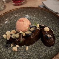 Chocolademousse van avocado, blauwe bes en grapefruitsorbet  at Foodbar d'Stoomerij in Oirschot