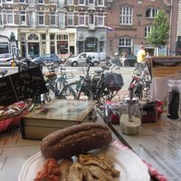 Warm faux chicken, fresh crusty bread roll & delicious relish at De Vegetarische Traiteur in Amsterdam
