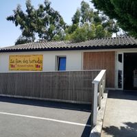 The entrance and exterior of the restaurant at La Faim Des Haricots in Blagnac