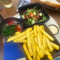 Salade bij de vegan visburger at Waddengenot Aan Zee in Groningen