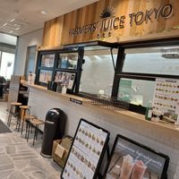 Shop and seating at FARMERS' JUICE TOKYO in Tokyo