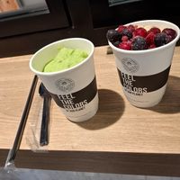 Smoothie and oatmeal bowl at FARMERS' JUICE TOKYO in Tokyo