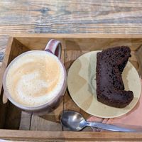 Cappuccino lait d'avoine et gâteau au chocolat vegan at L'Interstice in Besancon