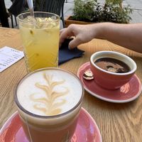 Latte Macchiato, Americano und Mango-Maracuja Limonade.  at Cross River Coffee Altstadt in Dresden