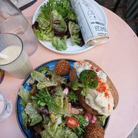 Kumpir vegan et sandwich falafel houmous at Mams in Marseille