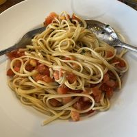 Vegane Linguine mit Tomaten, Knoblauch und Olivenöl (normalerweise mit Parmesan!)  at Au Four Saint Louis in Carcassonne