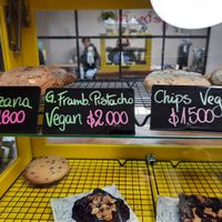 Opciones veganas como brownie y galletitas para acompañar el cafe  #Veganuary at Indie - Coffee Brew Bar in Quilpue