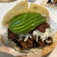 Arepa de pabellón at Merendero 295 in Alicante