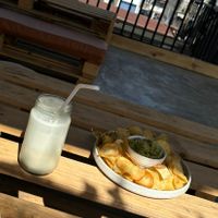 Sehr leckerer Tee Shake und Local Chips mit Avocado. Besonders den Drink kann ich empfehlen 🤤  at Organica Lounge Kandy in Kandy