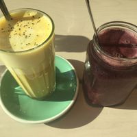 Kurkuma Latte mit Sojamilch und „Deep Purple“ Smoothie  at Goodies Berlin - Globetrotter - Maybe closed in Berlin