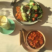 Chili con Tofu und Baked Sweet Potato + Kurkuma Latte at Goodies Berlin - Globetrotter - Maybe closed in Berlin