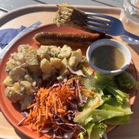 Korv på gulbeta från självaste Gotland.  at Katthammarsviks Rökeri in Katthammarsvik