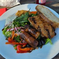 Vegane Platte mit Bratpaprika, veganer Wurst, Dips, Salaten & Sojasteak at Caracan in Leipzig