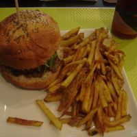 Set: Vegan/Vegetarian Burger + Fries or Soup or Salad + Drink
€9.90 at VG in Paris