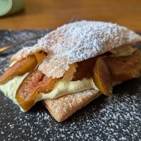 Sfogliatina alla crema Chantilly con fichi caramellati vegana at La Gaba in Sartirana Lomellina
