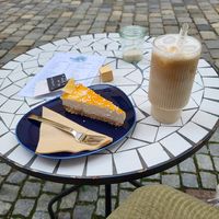 Iced Latte und Kokos Maracuja Torte at Miri‘s Café in Passau