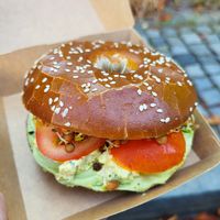 Bagelt mit Avocadocreme und Scrambled Tofu at Miri‘s Café in Passau