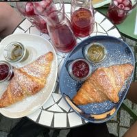 Croissants mit Pistaziencreme und Himbeermarmelade at Miri‘s Café in Passau