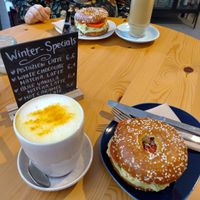 Goldene Milch mit scrambled Tofu Bagel at Miri‘s Café in Passau