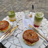 Tofu Avocado Bagel, Iced Strawberry Matcha Latte und Iced Mango Matcha Latte at Miri‘s Café in Passau