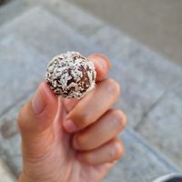 Pralina alla prugna ricoperta di cocco at Bocal & Co - Arles in Arles