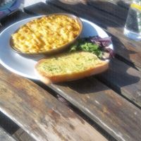 Mac´n´Cheese mit Knoblauchbrot at Mono in Glasgow