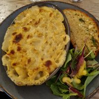Mac and cheese with garlic bread at Mono in Glasgow