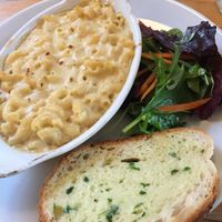 Macaroni and cheese with garlic bread at Mono in Glasgow