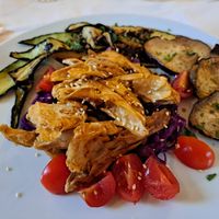 Straccetti di soia saltati in padella su cavolo cappuccio rosso marinato,semi di sesamo e pomodorini at A Tavola Con Ciccio in Entratico