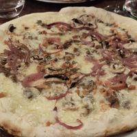 Pizza trufata végane at Ô Petits Pâtons in Toulouse