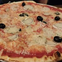 Pizza 4 fromages végane at Ô Petits Pâtons in Toulouse