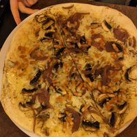 Pizza truffe at Ô Petits Pâtons in Toulouse