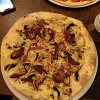 Truffle pizza at Ô Petits Pâtons in Toulouse