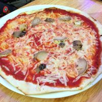 Four vegan cheese pizza at Ô Petits Pâtons in Toulouse