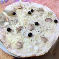 Goat vegan cheese "honey" pizza at Ô Petits Pâtons in Toulouse