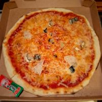 La 4 fromages 🧀 En version vegane. Le bleu végétal est super bon. Pizza emportée. at Ô Petits Pâtons in Toulouse