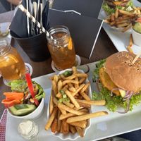 Veganes Cheeseburgermenü mit extra Avocado  at The Mainhattan in Mainaschaff