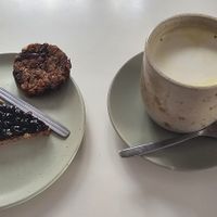 Tutto buonissimo. Alcune alternative vegane tra cui ho scelto Golden Milk (latte di soia), biscotti di mela veg e crostata lamponi buonissima! Ci sono anche altre bevande vegetali. at Materia in Rome