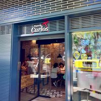 Entrance at Pizzería Carlos in Barcelona