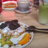 Belgische Waffelns mit Puderzucker, Oreos und Obst at Das Luma'z in Wernigerode