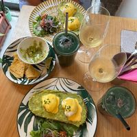 Toast with avocado, poached egg, hollandaise sauce and chives / Guacamole with Tortilla Chips / Apple-Kiwi-Cucumber-Spirulina-Juice at Bainema in Angra Do Heroismo